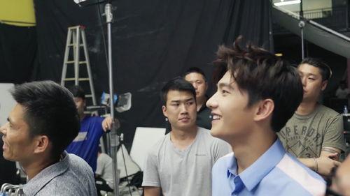 吃瓜群众代盐人,揭秘当代年轻人的“虚拟生活”