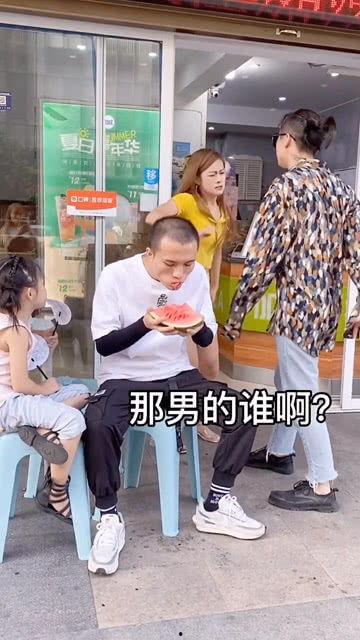 吃瓜群众看情侣吵架片段