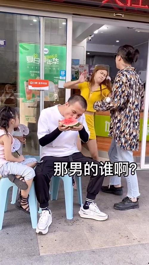 吃瓜群众看情侣吵架片段